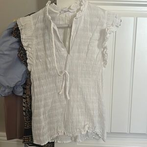 Gauze white ruffle sleeve, runs small